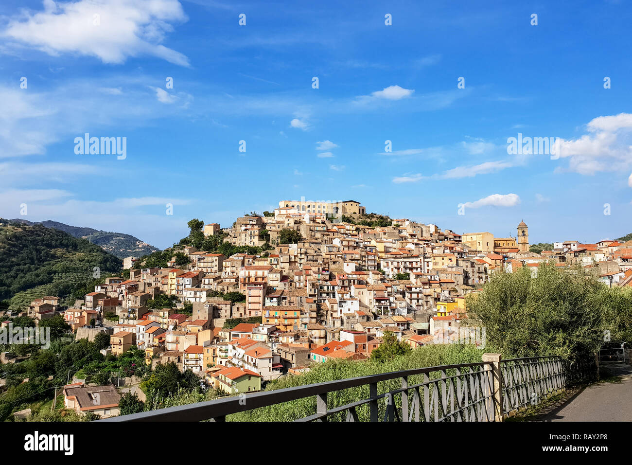Blick auf San Piero Patti, einem schönen Dorf im Nebrodi Park in Sizilien in der Provinz Messina, Italien Stockfoto