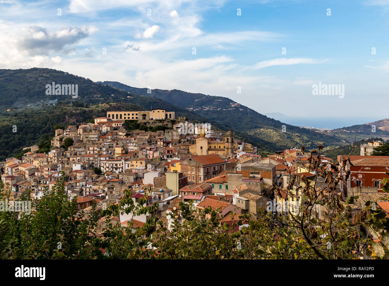 Blick auf San Piero Patti, einem schönen Dorf im Nebrodi Park in Sizilien in der Provinz Messina, Italien Stockfoto