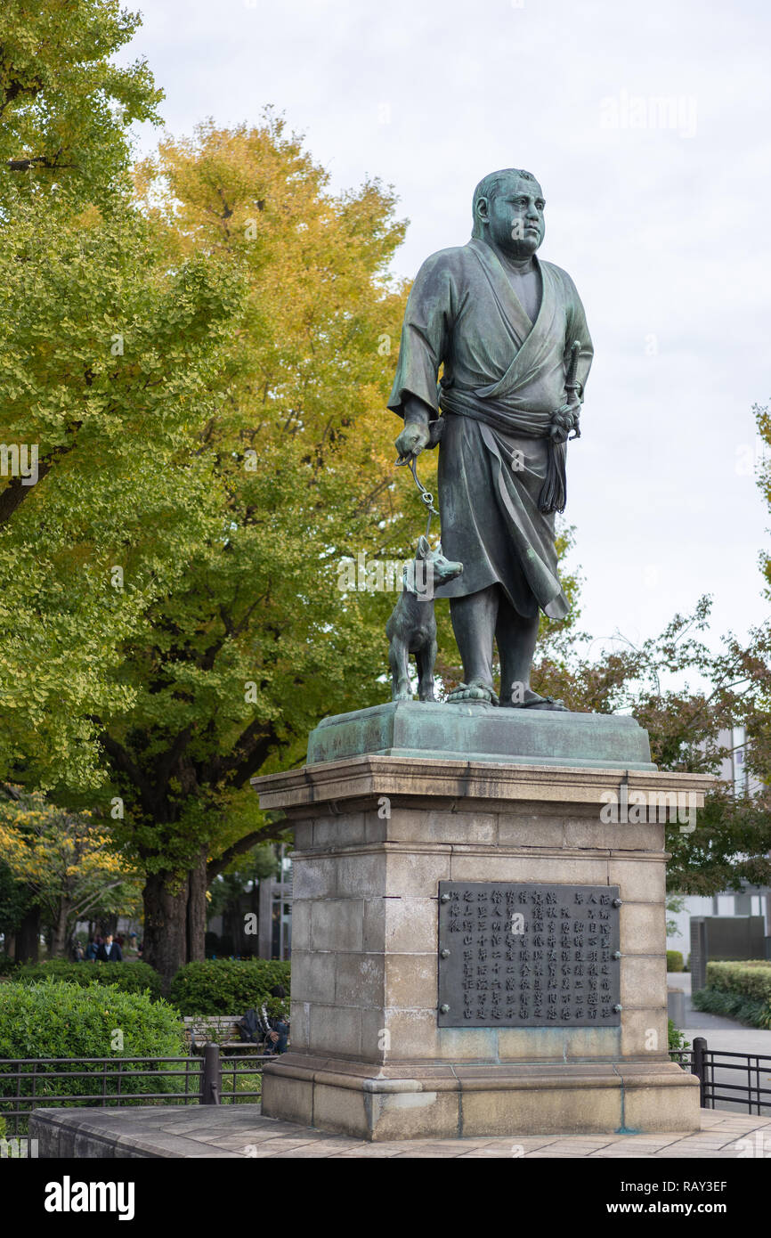 TOKYO, Japan - 18. November 2018: Die Statue von Saigo Takamoriand und seinem Haustier Hund an Ueno Park in Tokio. Stockfoto