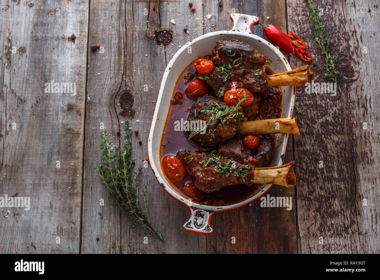 Lammkeule geschmort in Tomatensoße, Ansicht von oben. Stockfoto