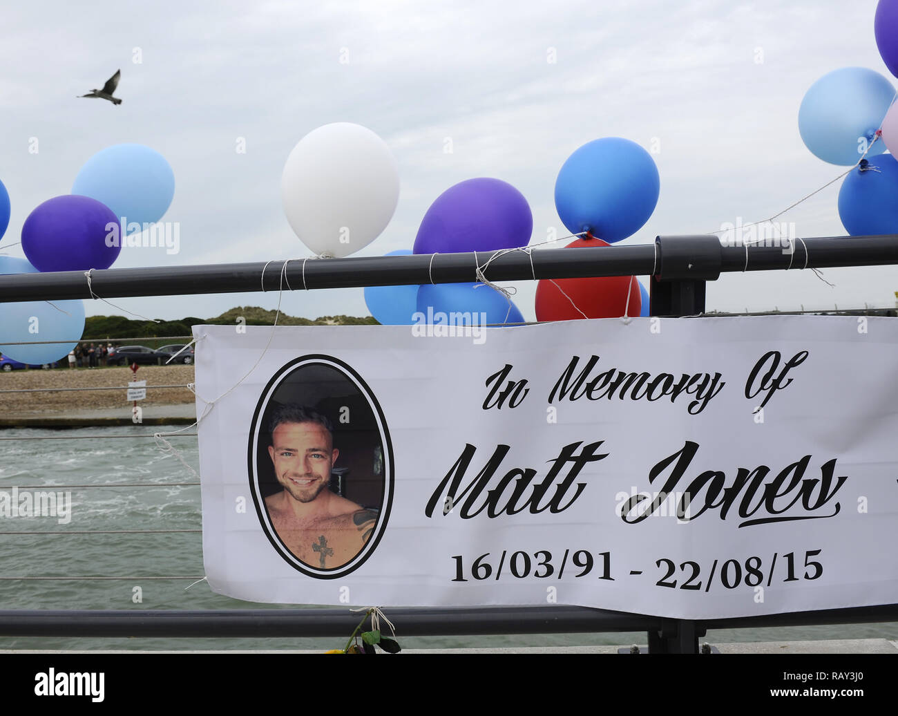 Menschen versammeln sich an der Mündung des Flusses Arun Tribut an die 11 Menschen im Shoreham Flugzeugkatastrophe getötet zu bezahlen. Wo: Littlehampton, Großbritannien Wann: 29 Aug 2015 Quelle: Steve Finn/WANN Stockfoto