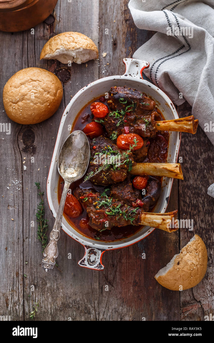 Lammkeule geschmort in Tomatensoße, Ansicht von oben. Stockfoto