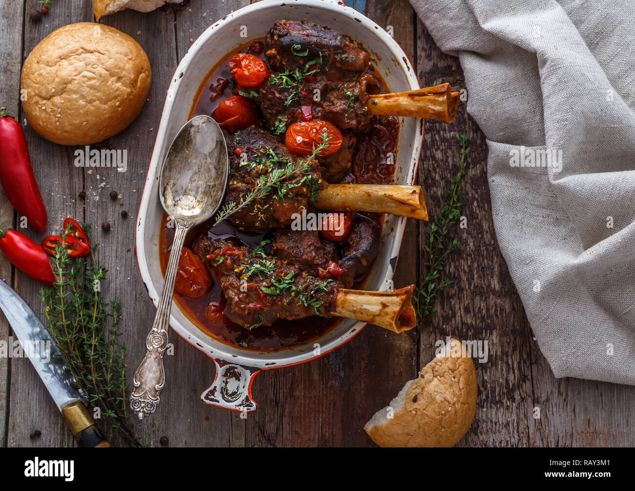 Langsam Lamm mit Tomatensauce und Brot zubereitet, türkische Küche. Stockfoto