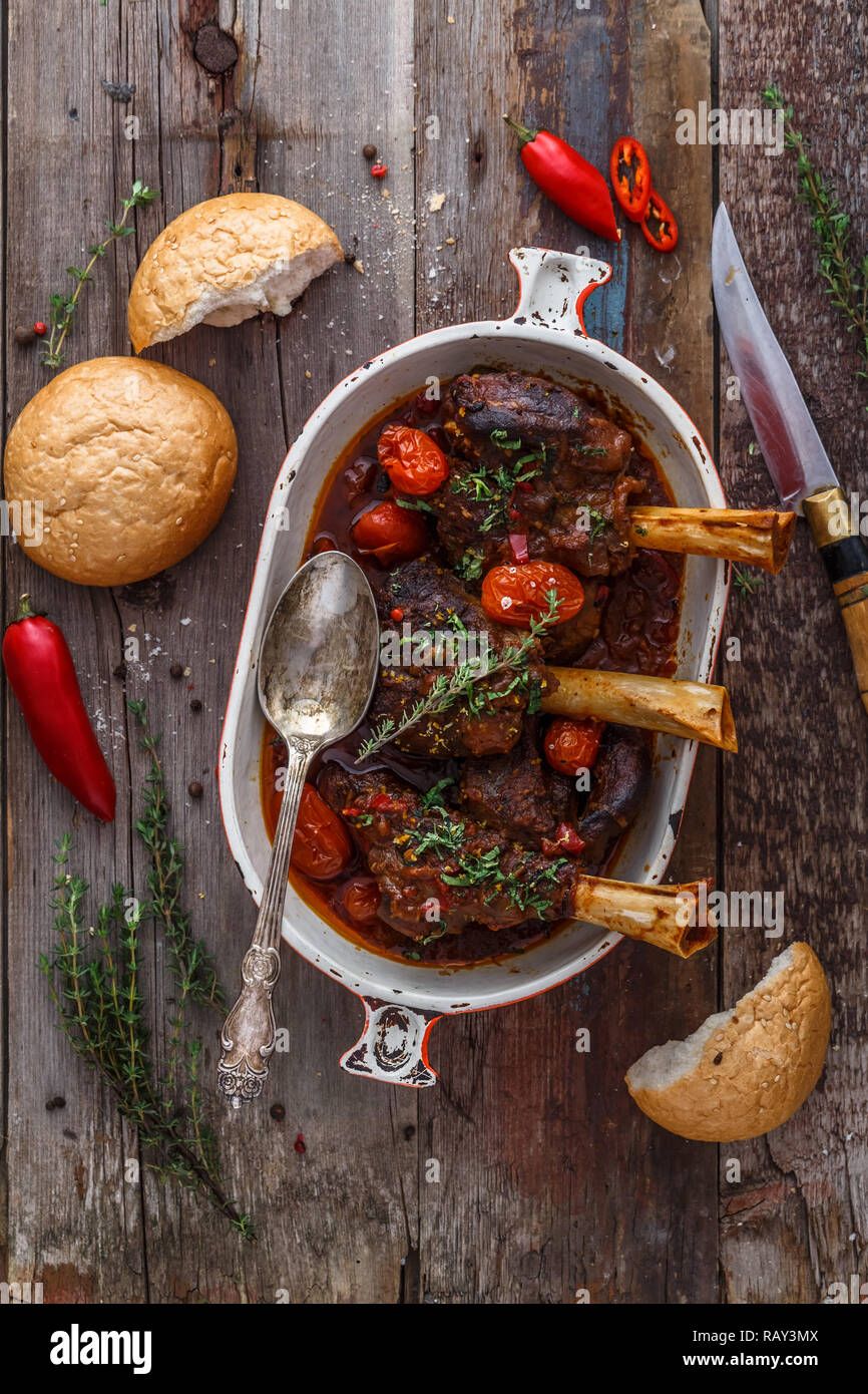 Geschmorte Lammkeule türkische Küche, Ansicht von oben rustikalen Stil. Stockfoto