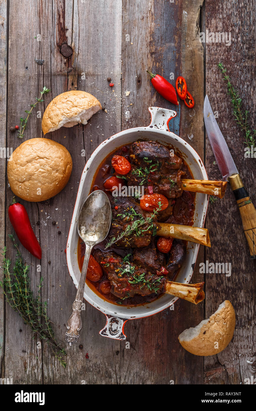 Geschmorte Lammkeule türkische Küche, Ansicht von oben rustikalen Stil. Stockfoto