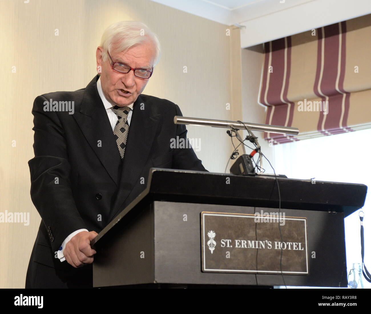 Ehemalige Konservative MP Harvey Proctor hält eine Pressekonferenz in St. Ermin's Hotel, London Mit: Harvey Proctor Wo: London, Großbritannien Wann: 25 Aug 2015 Quelle: Steve Finn/WANN Stockfoto