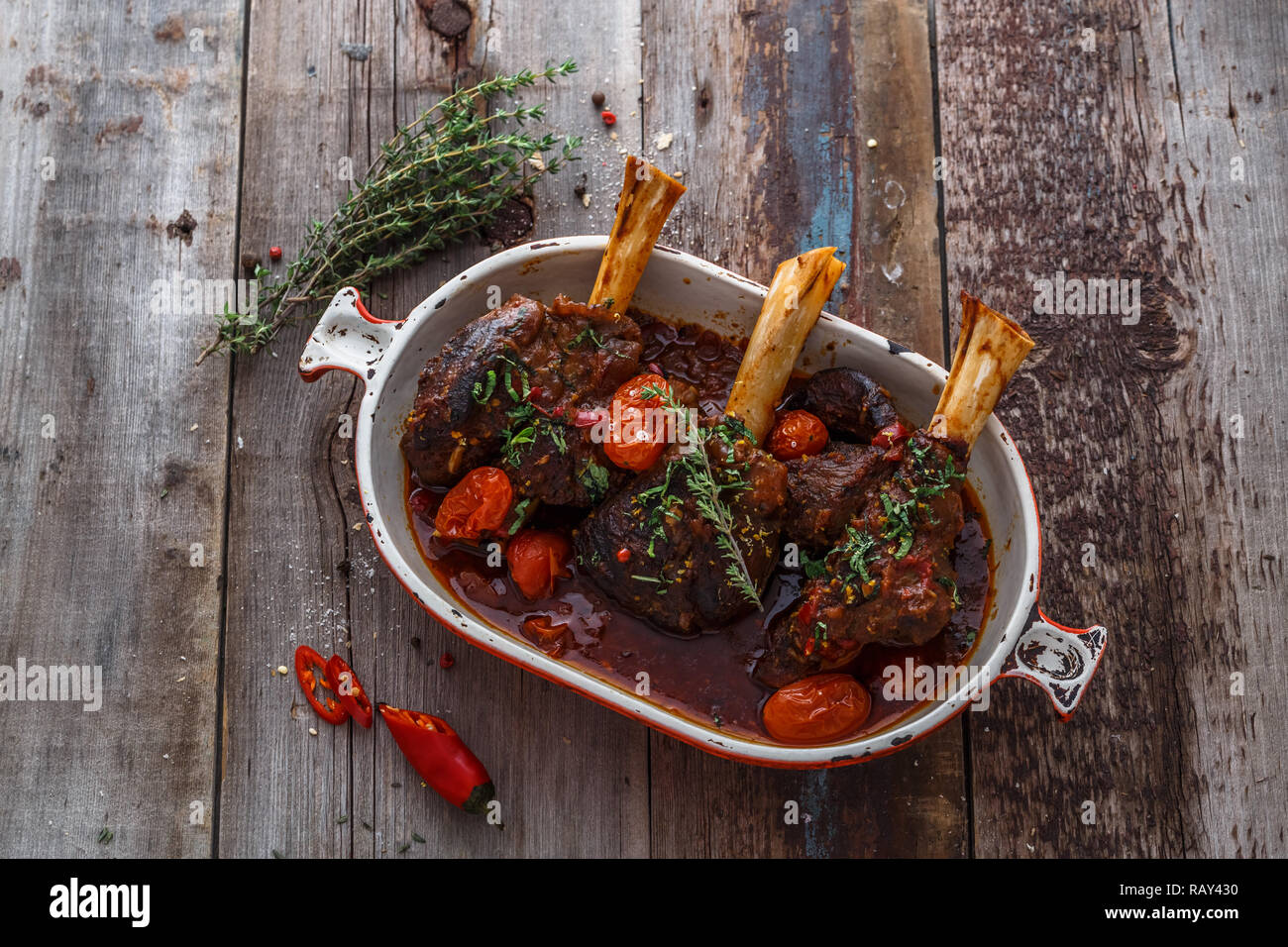 Lammkeule geschmort in Tomatensoße, Ansicht von oben. Stockfoto