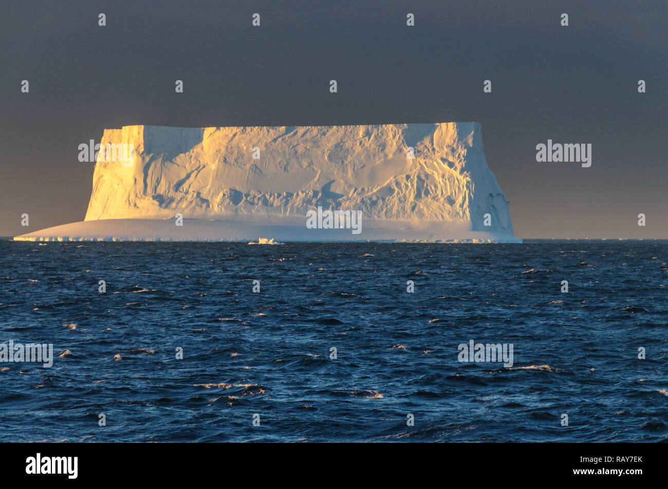 Antarktis Sonnenuntergang: schwimmende Eisberge im Weddellmeer, in der Nähe der Antarktischen Halbinsel, wie aus einer Antarktischen Erforschung Schiff gesehen Stockfoto