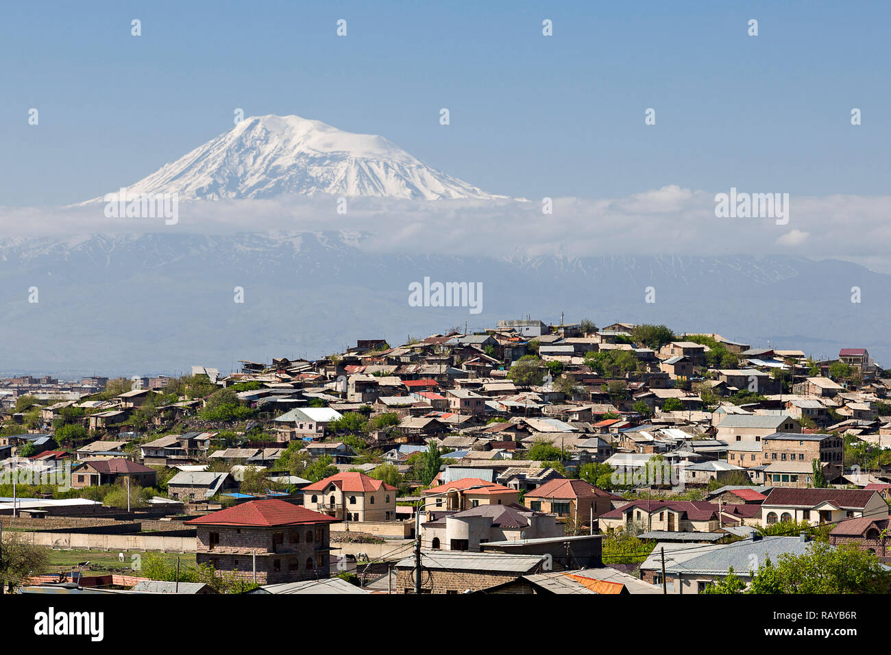 Häuser mit den Berg Ararat im Hintergrund, in Jerewan, Armenien Stockfoto