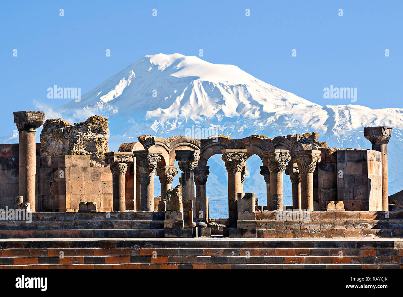 Die Ruinen der Tempel von Zvartnots mit dem Berg Ararat im Hintergrund, Jerewan, Armenien. Stockfoto
