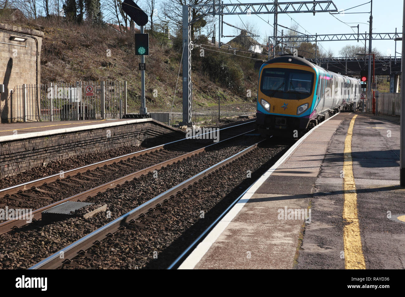 Eine TransPennine Express der Zug nähert sich Plattform 2 Oxenholme Station im Lake District, Cumbria, Nordengland Stockfoto