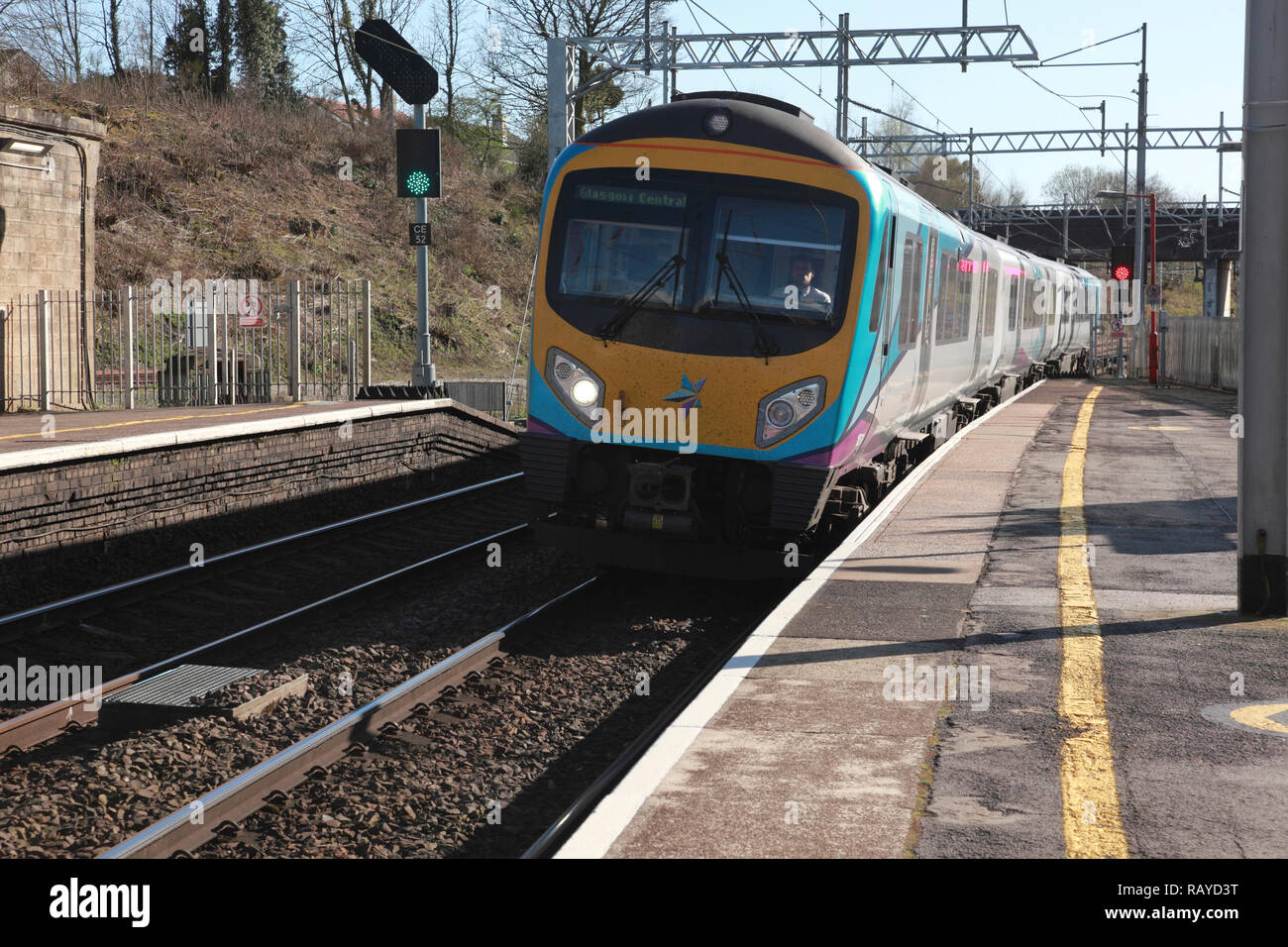 Eine TransPennine Express der Zug nähert sich Plattform 2 Oxenholme Station im Lake District, Cumbria, Nordengland Stockfoto