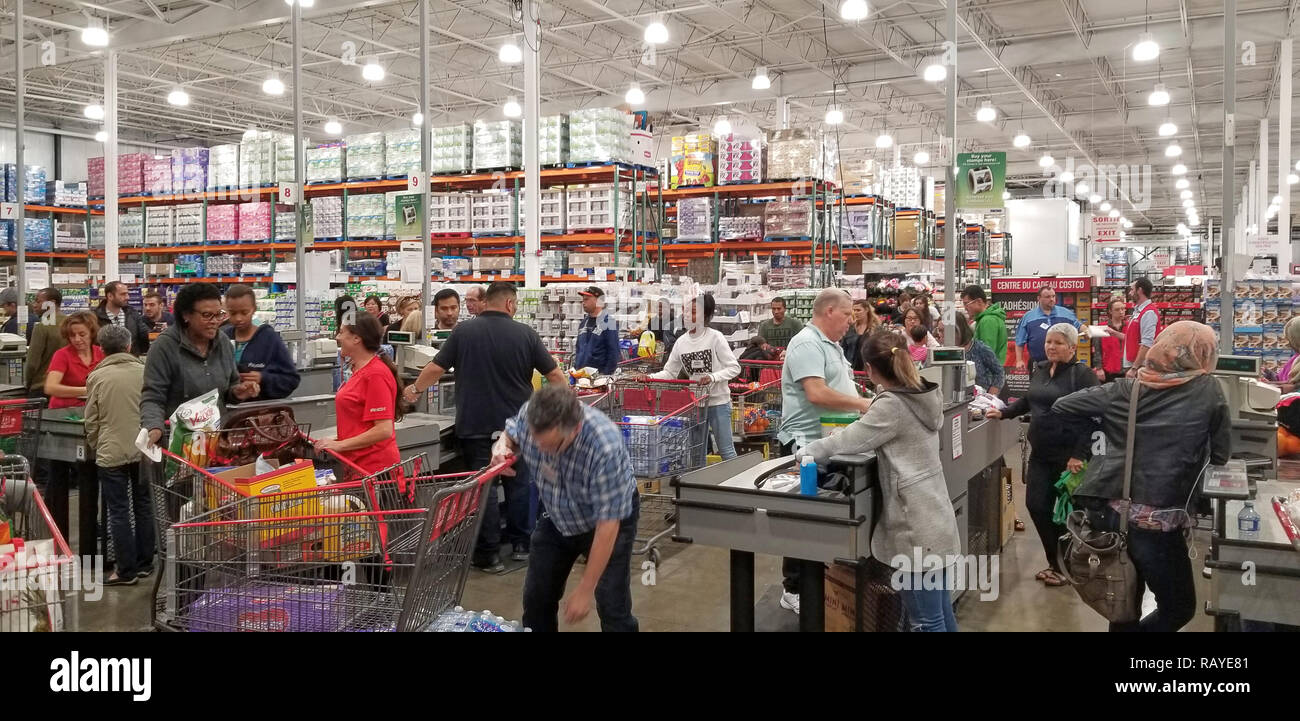 MONTREAL, KANADA - 5. OKTOBER 2018: Menschen mit Karren in Costco. Costco ist ein US-amerikanisches multinationales Unternehmen, das eine Kette von Mitgliedschaft arbeitet Stockfoto