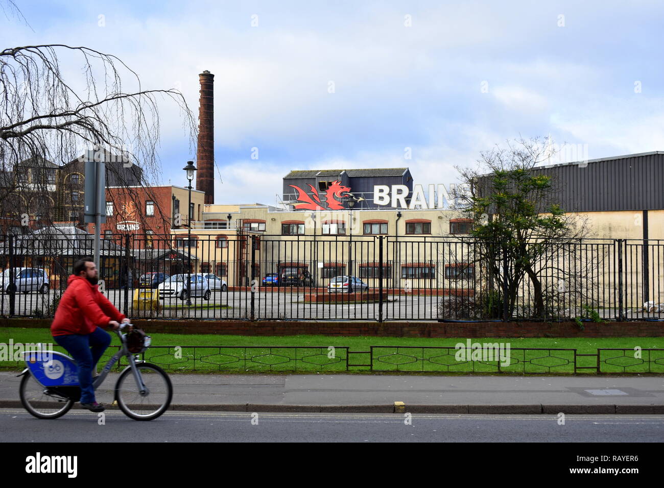 Man radfahren Vergangenheit Gehirne Brauerei, Cardiff, South Glamorgan, Wales Stockfoto