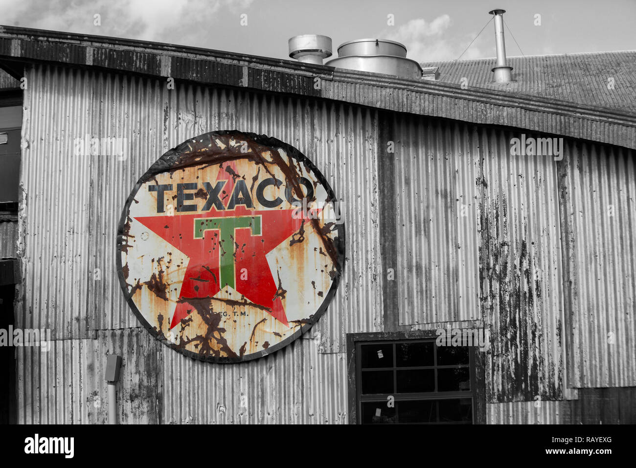 Verwitterte Texaco unterzeichnen. Texaco, Inc. ("Texas") ist eine US-amerikanische Öl Tochtergesellschaft der Chevron Corporation. Anmelden Farbe Gebäude in Schwarz und wh Stockfoto