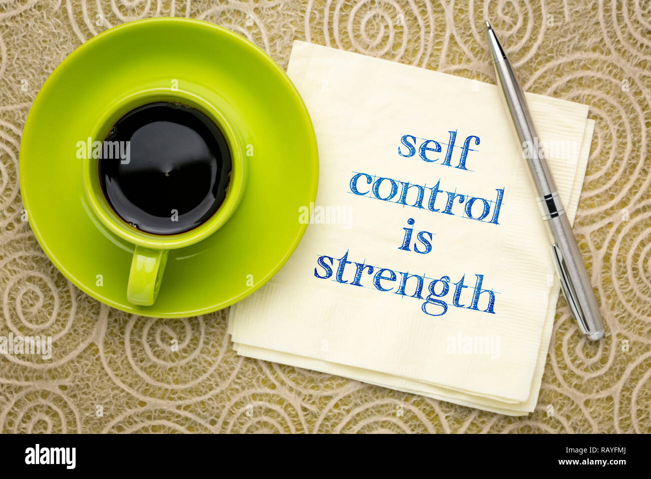 "Self Control" ist Stärke - inspirational Handschrift auf eine Serviette mit einer Tasse Kaffee Stockfoto