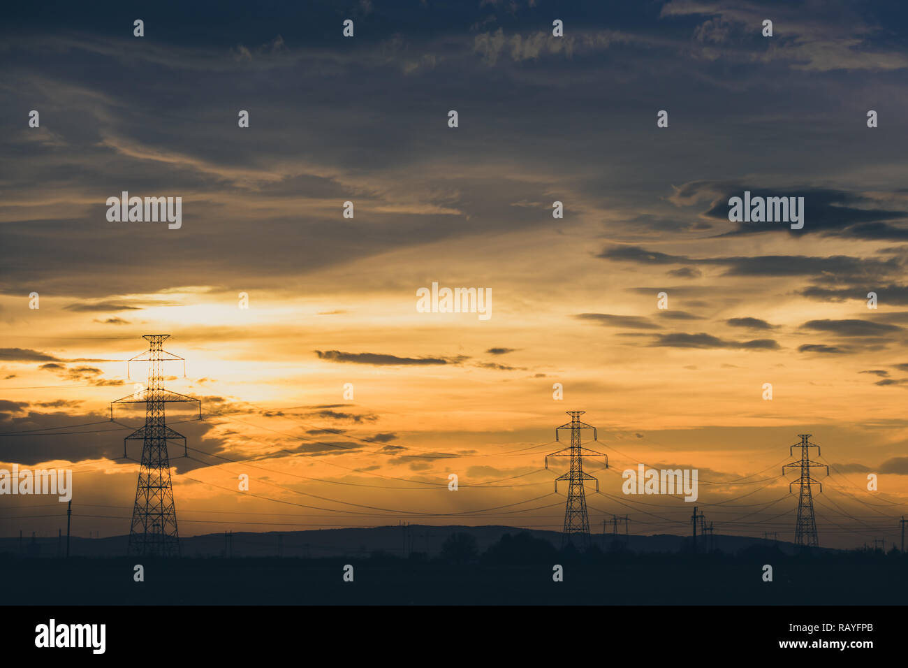 Hohe Spannung elektrische Pylon Linie auf Party cloud Sonnenuntergang Stockfoto