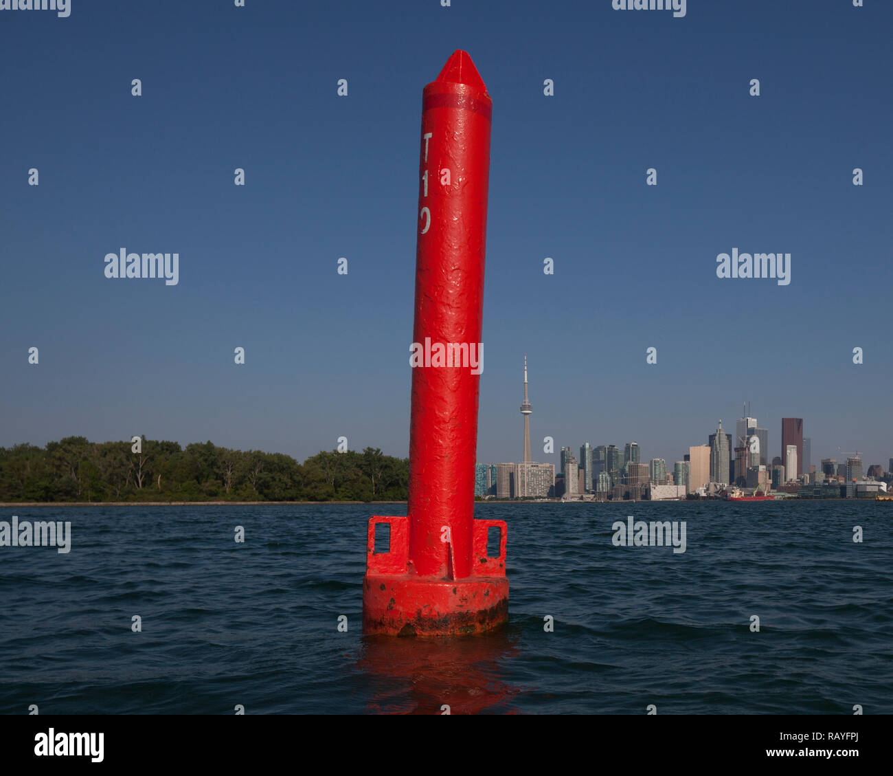 Châlons-en-Champagne Boot Schiff Marker im Lake Ontario an der Kirsche Strand in Toronto, Kanada, gegen ein stadtbild von Toronto, Ontario, Kanada. Stockfoto