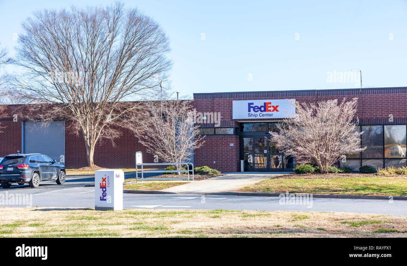 HICKORY, NC, USA -12/26/18: Eine lokale Fedex Ship Zentrum, mit Zeichen und Drop-Down-Box. Stockfoto