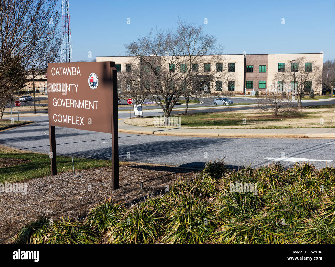 NEWTON, NC, USA -12/26/18: Zeichen und Gebäude der Catawba County Government Complex. Stockfoto