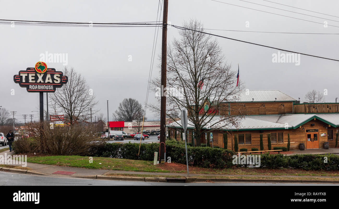 HICKORY, NC, USA-1/3/19: Eine Texas Roadhouse Steakhouse, ein amerikanisches Restaurant kette mit einem westlichen Thema, und über 560 Standorten. Stockfoto