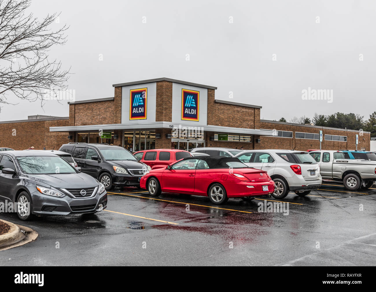HICKORY, NC, USA-1/3/19: Aldi ist ein Deutscher-prozentige Rabatt Supermarktkette mit über 10.000 Filialen in 20 Ländern. Stockfoto