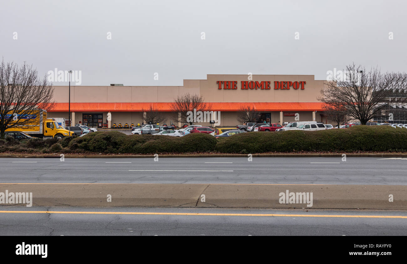 HICKORY, NC, USA-1/3/19: Vorderansicht von Home Depot Gebäude mit Parkplatz. Die Hälfte mast Flag entfernt vom Dach. Stockfoto