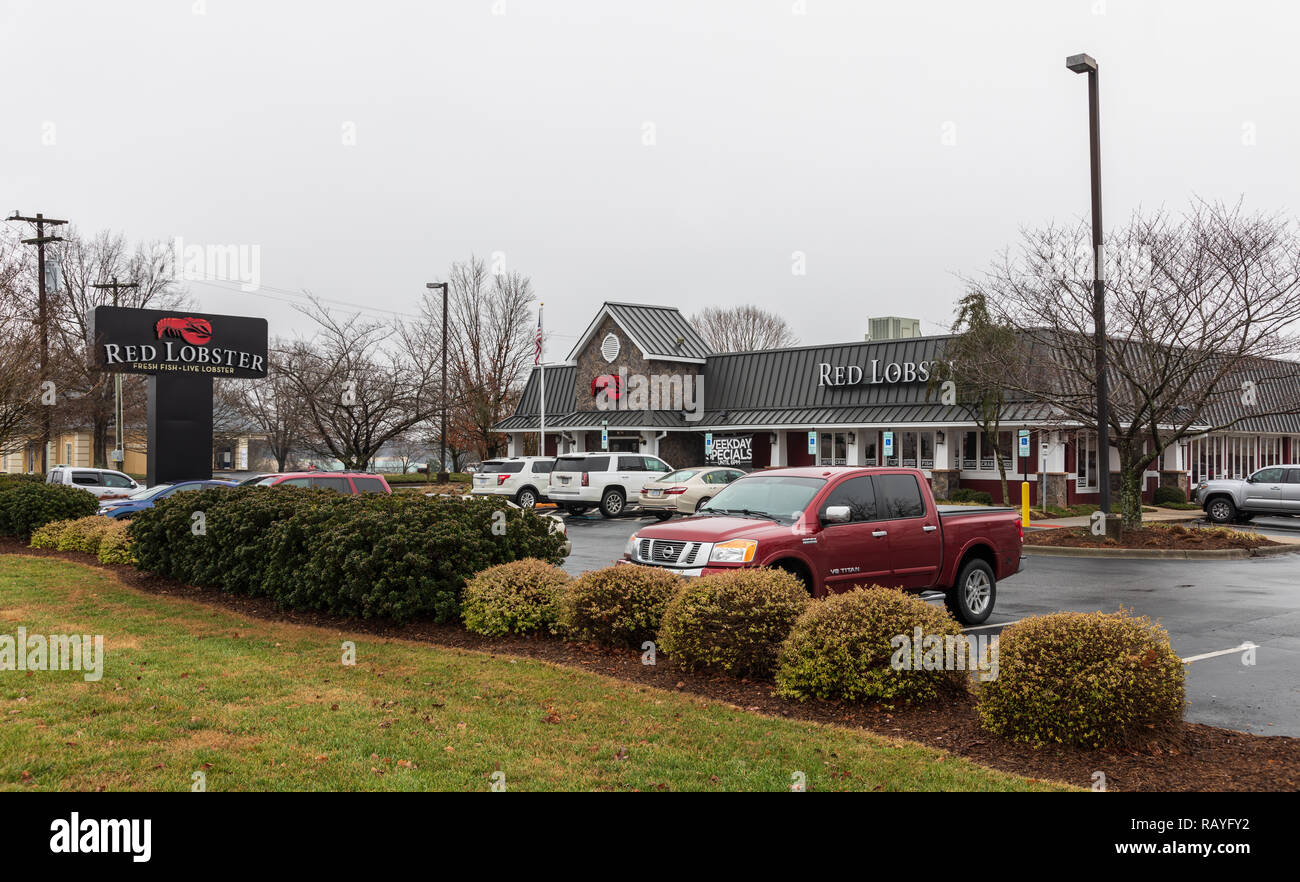 HICKORY, NC, USA-1/3/19: Eine lokale Red Lobster Seafood Restaurant, eine Kette von 705 weltweit. Stockfoto