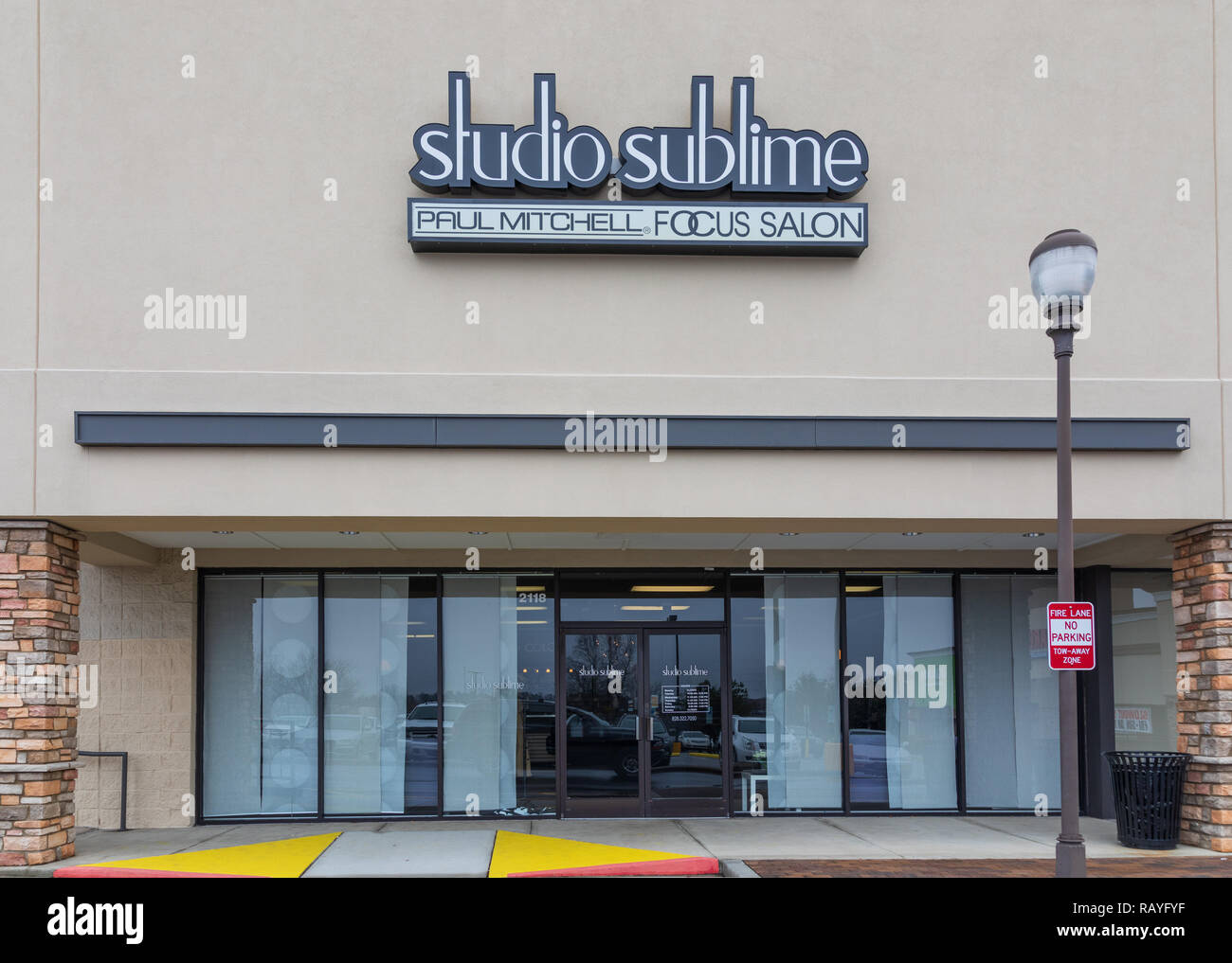HICKORY, NC, USA-1/3/19: Studio Sublime, Paul Mitchell Salon konzentrieren. Stockfoto