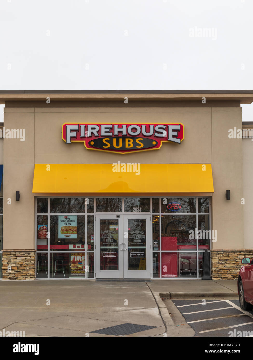 HICKORY, NC, USA-1/3/19: Firehouse Subs ist eine US-amerikanische Fast-Food-Restaurant Kette, mit über 1100 Franchise Restaurants. Stockfoto