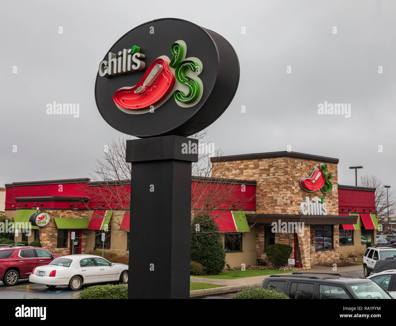 HICKORY, NC, USA-1/3/19: Chili's Restaurant in einem südwestlichen Stil Familie Restaurant. Stockfoto