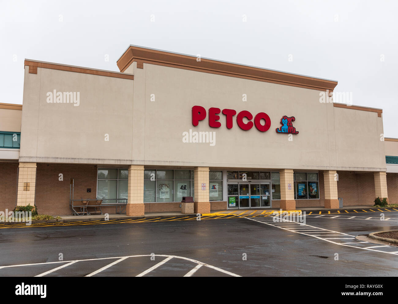 HICKORY, NC, USA-1/3/19: Petco ist ein US-Kette Einzelhändler der Tiernahrung, Zubehör und Dienstleistungen. Stockfoto