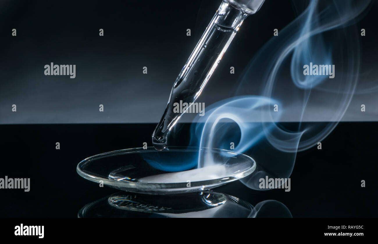 Rauch von Ammoniumclorid auf einer Glasplatte - chemisch Experimentieren Stockfoto