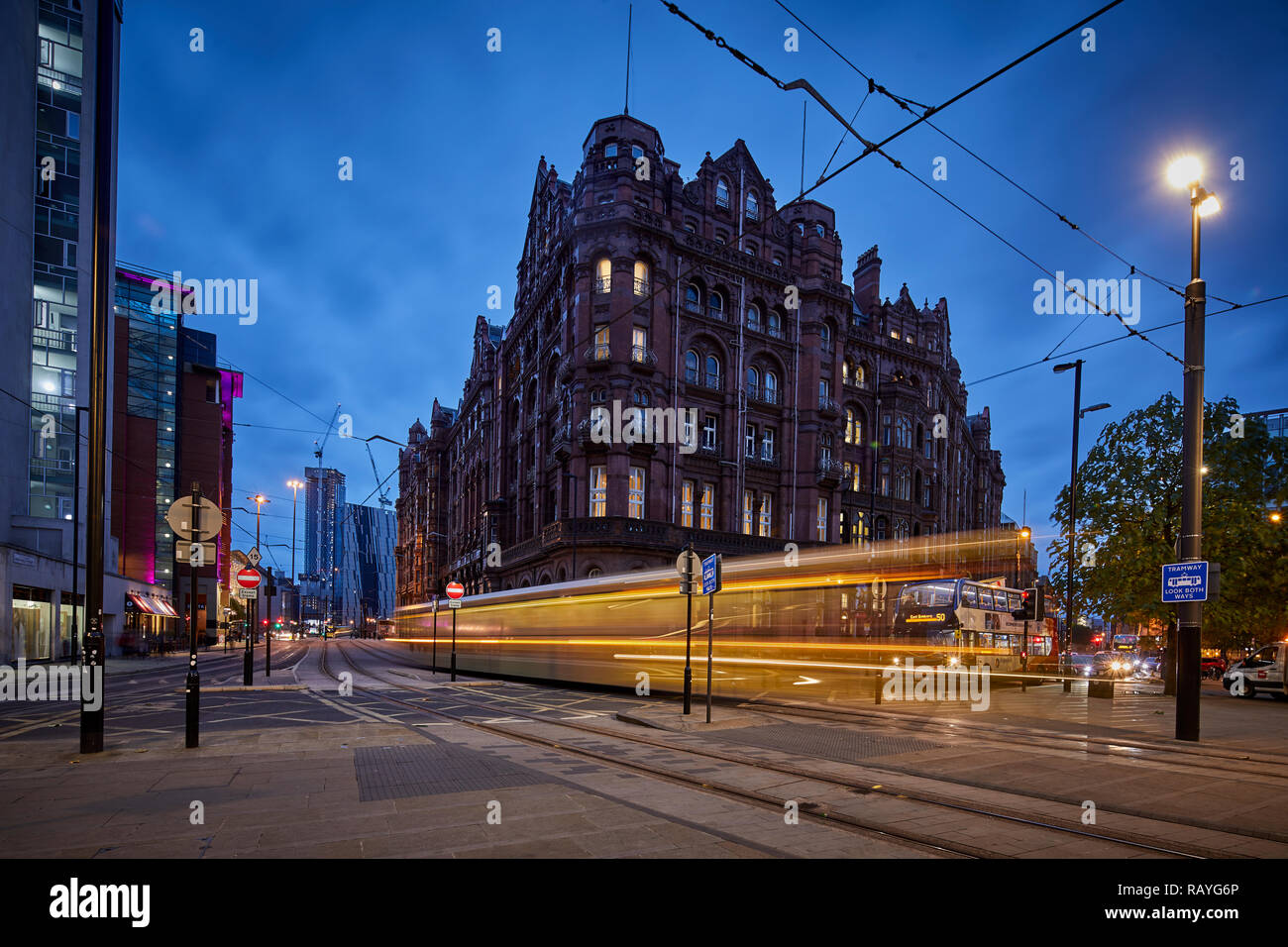 In der Nacht von Manchester Manchester Midland Hotel und am Petersplatz Stockfoto