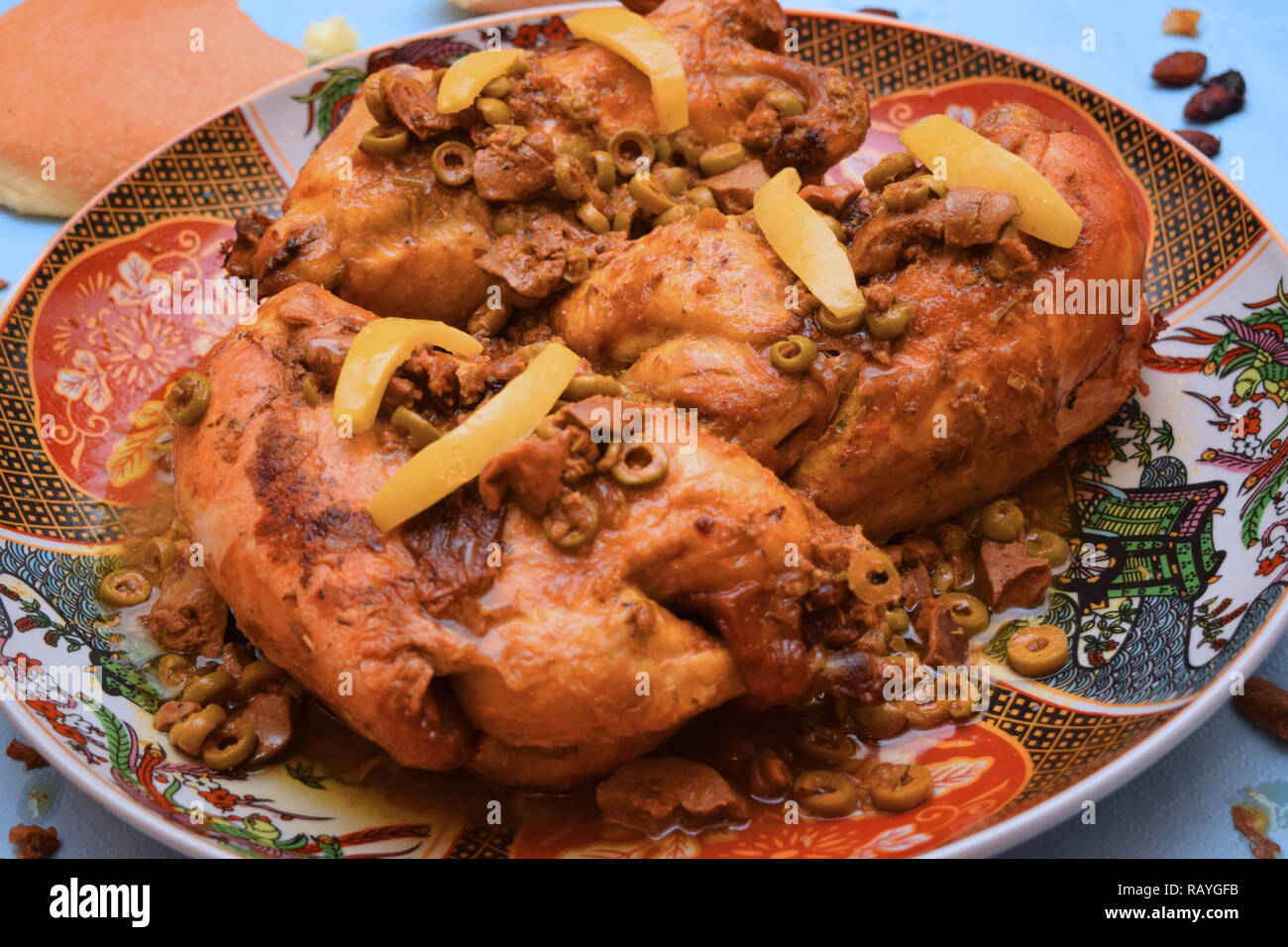 Marokkanische gegrilltes Huhn. Mit Zitronensaft in ein traditionelles marokkanisches Gericht serviert. Die Hauptmahlzeit bei der Hochzeit Stockfoto