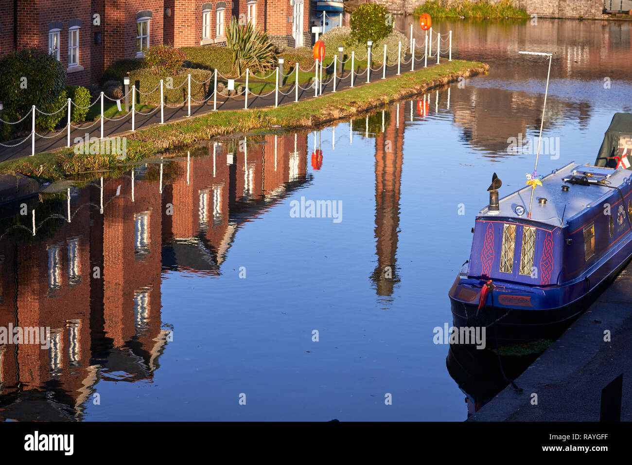 Reflexion oder Waterfront Apartments in Ellesmere Port, Cheshire, England, Shropshire Union Canal Stockfoto
