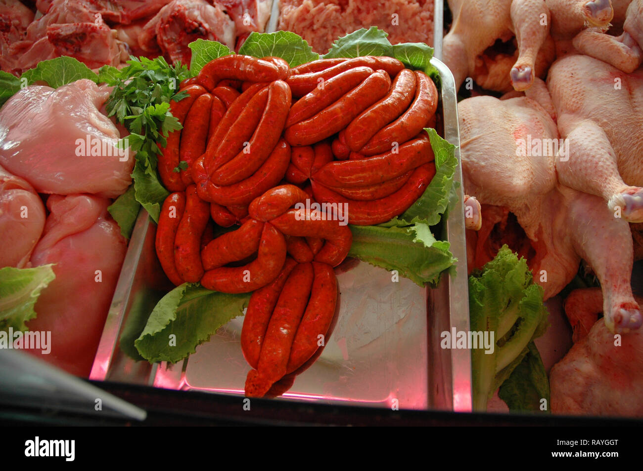 Eine Vielzahl an raw Hühnchen und Würstchen an der Metzgerei Stockfoto