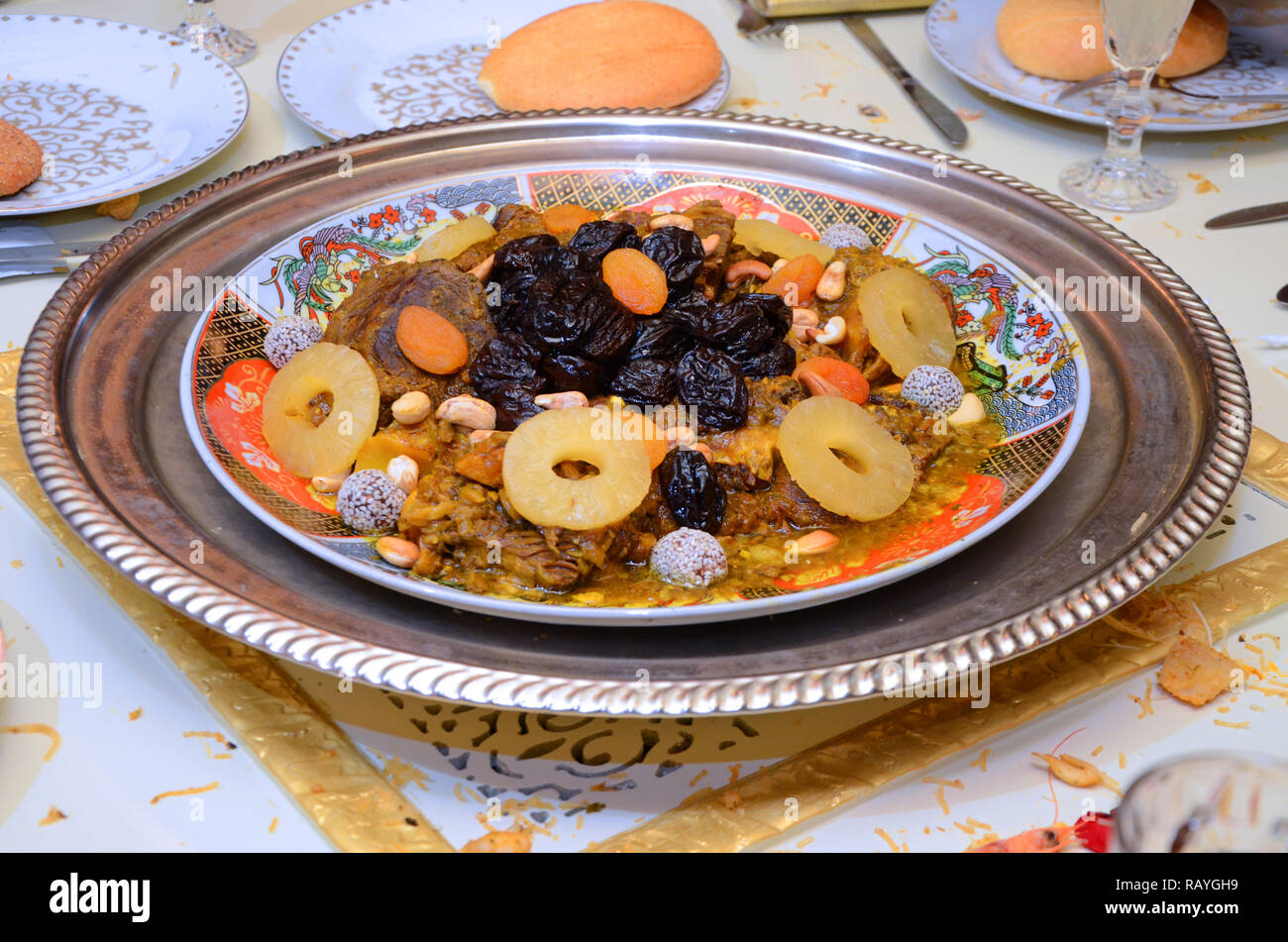 Platter mit Pflaumen und Ananas. Marokkanisches Gericht in Hochzeiten serviert. Stockfoto