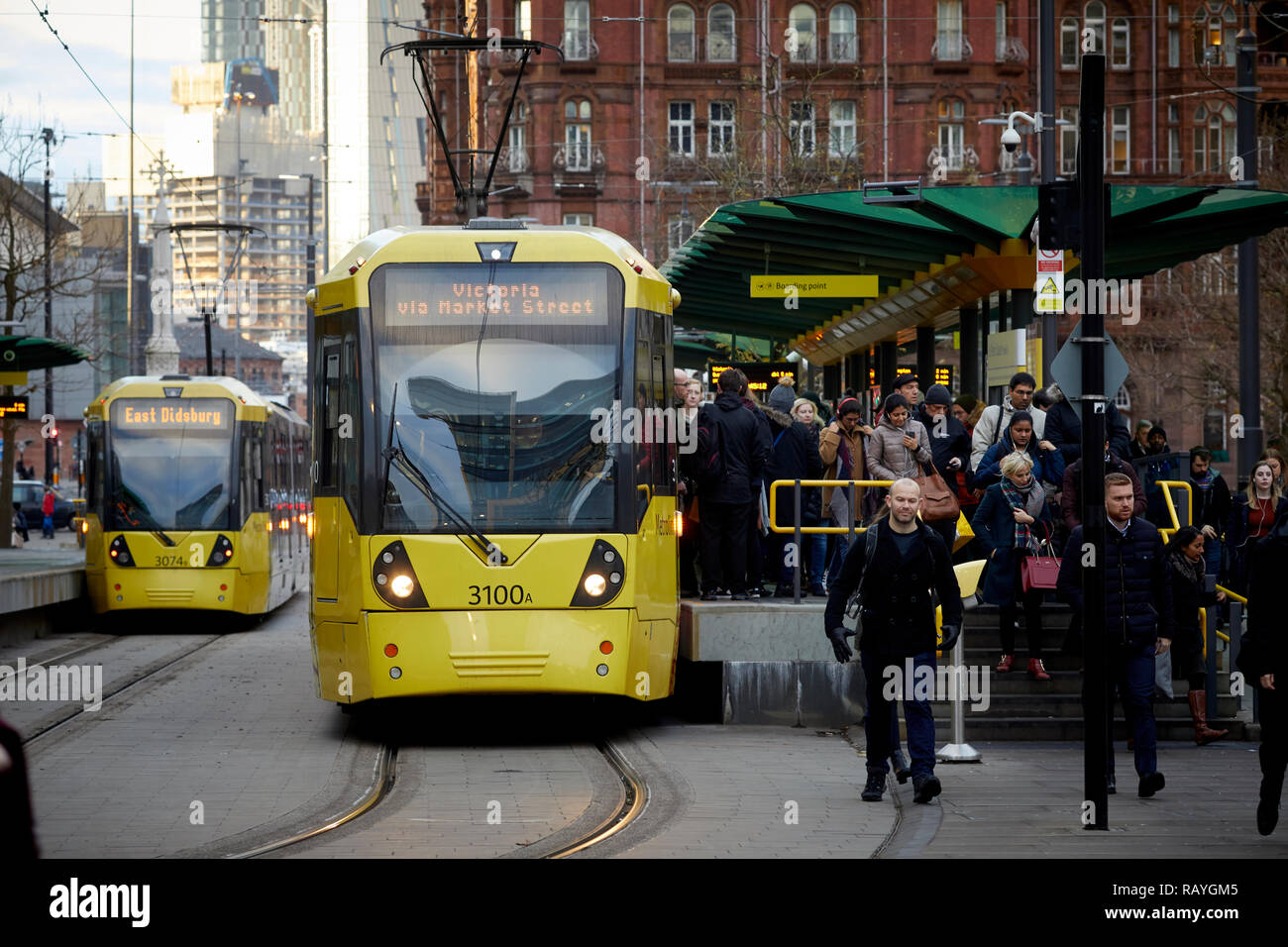 Am frühen morgen rush hour Pendler mit der Metrolink tram Netzwerk an St. Peters Square im Stadtzentrum von Manchester Stockfoto