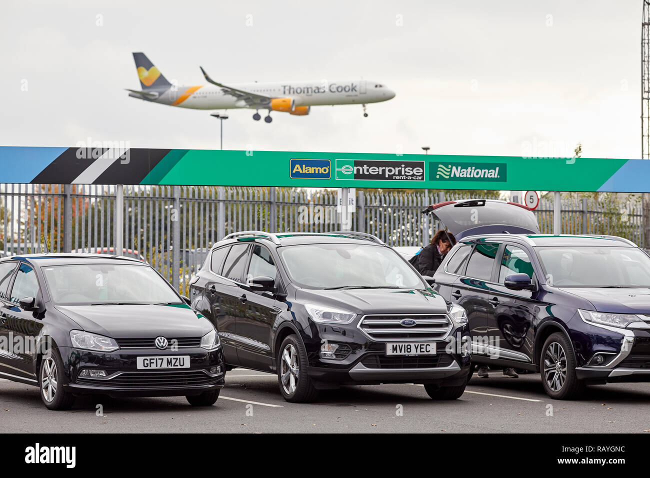 Autovermietung Alamo, Enterprise, National Car Rental Dorf auf dem Flughafen Manchester Stockfoto