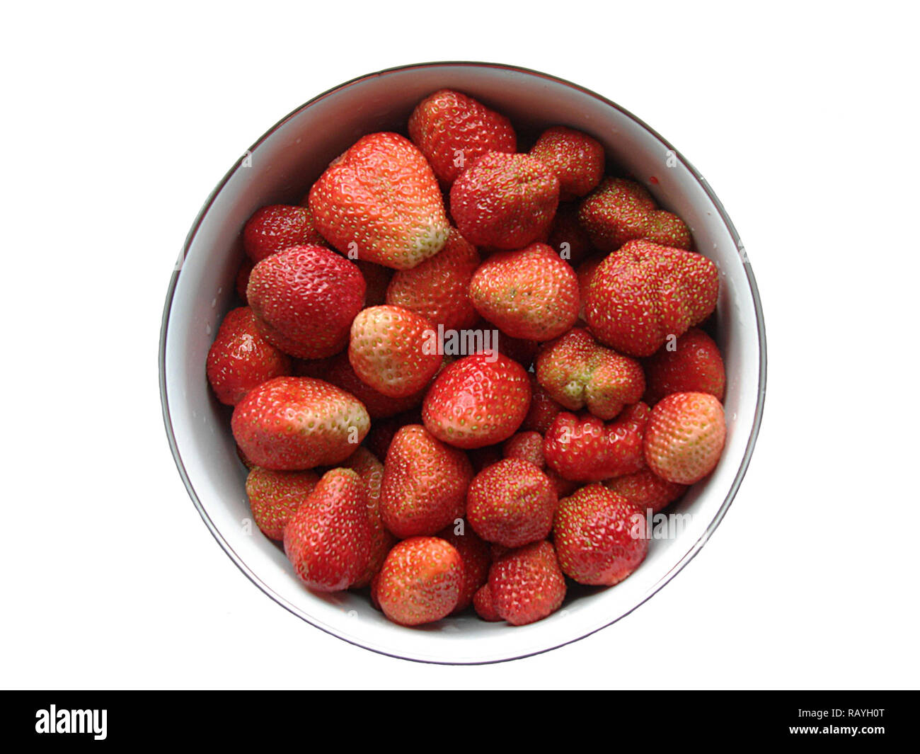 Rote Erdbeeren liegt in Schale auf weißem Hintergrund isoliert Stockfoto