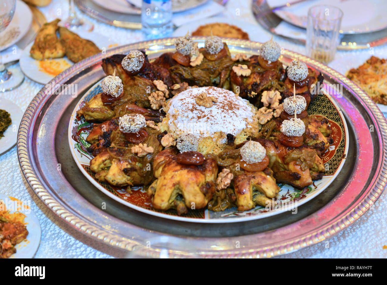 Marokkanische gegrilltes Huhn. Mit Zitronensaft in ein traditionelles marokkanisches Gericht serviert. Die Hauptmahlzeit bei der Hochzeit Stockfoto