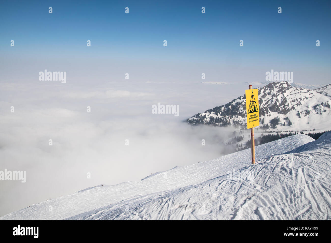 Draufsicht von einer Skipiste mit Schild in eine trübe Winterlandschaft Stockfoto