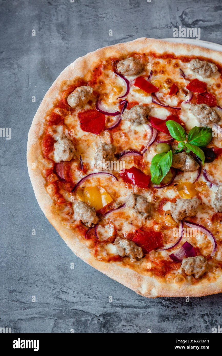 Leckere Pizza, für zu Hause liefern, Abendessen mit Freunden und Familie Stockfoto