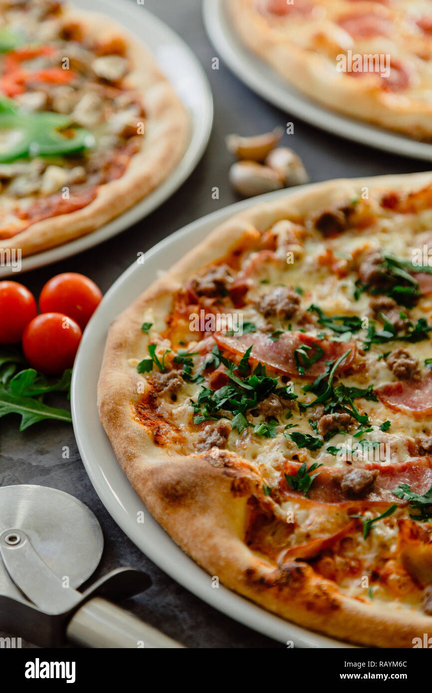 Leckere Pizza, für zu Hause liefern, Abendessen mit Freunden und Familie Stockfoto