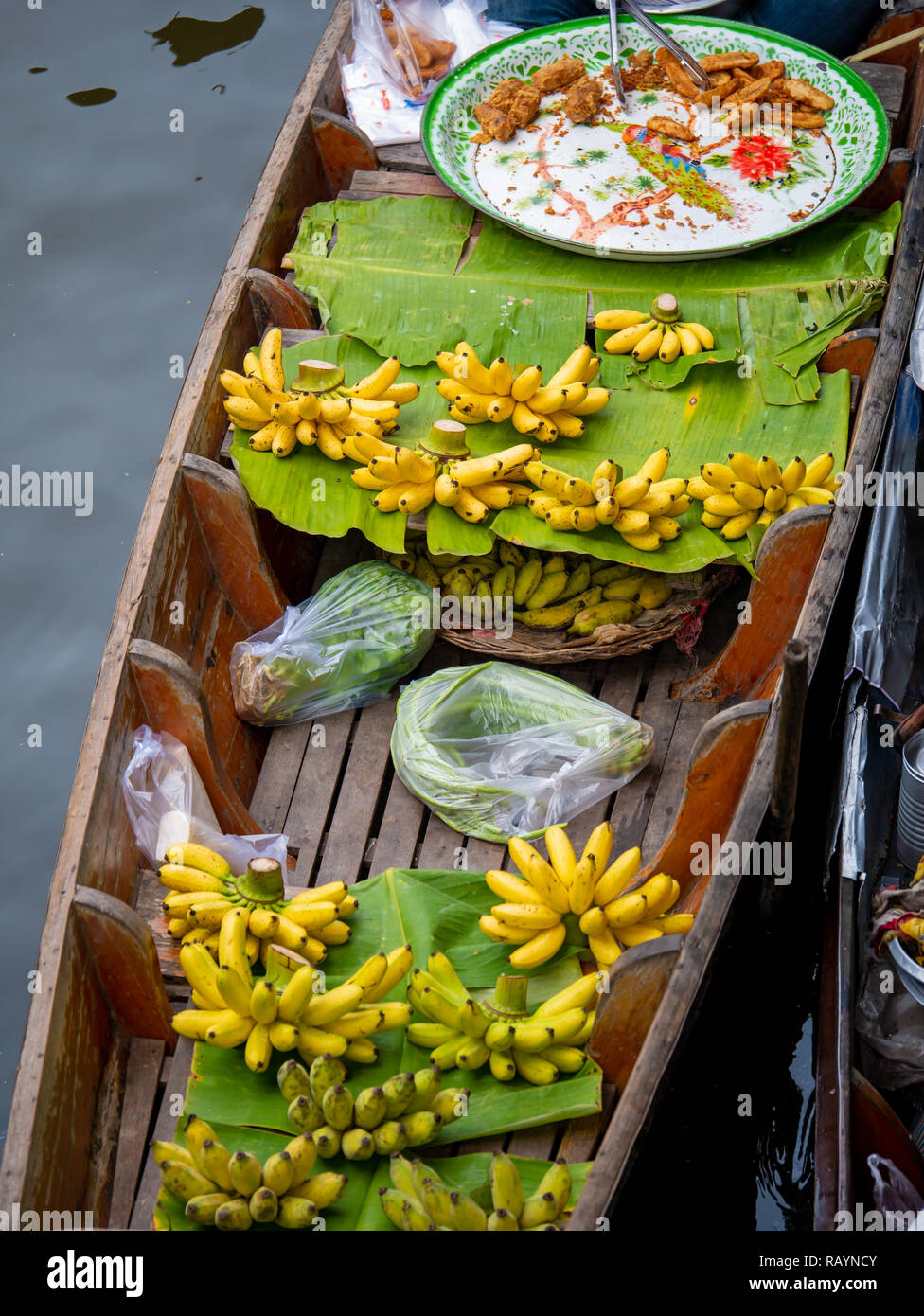 Damnoen Saduak Markt, Thailand: - 12. April 2018: - Dies ist ein Schwimmender Markt in Thailand und nehmen Sie ein Boot haben dann eine tolle Tour mit variablem M Stockfoto