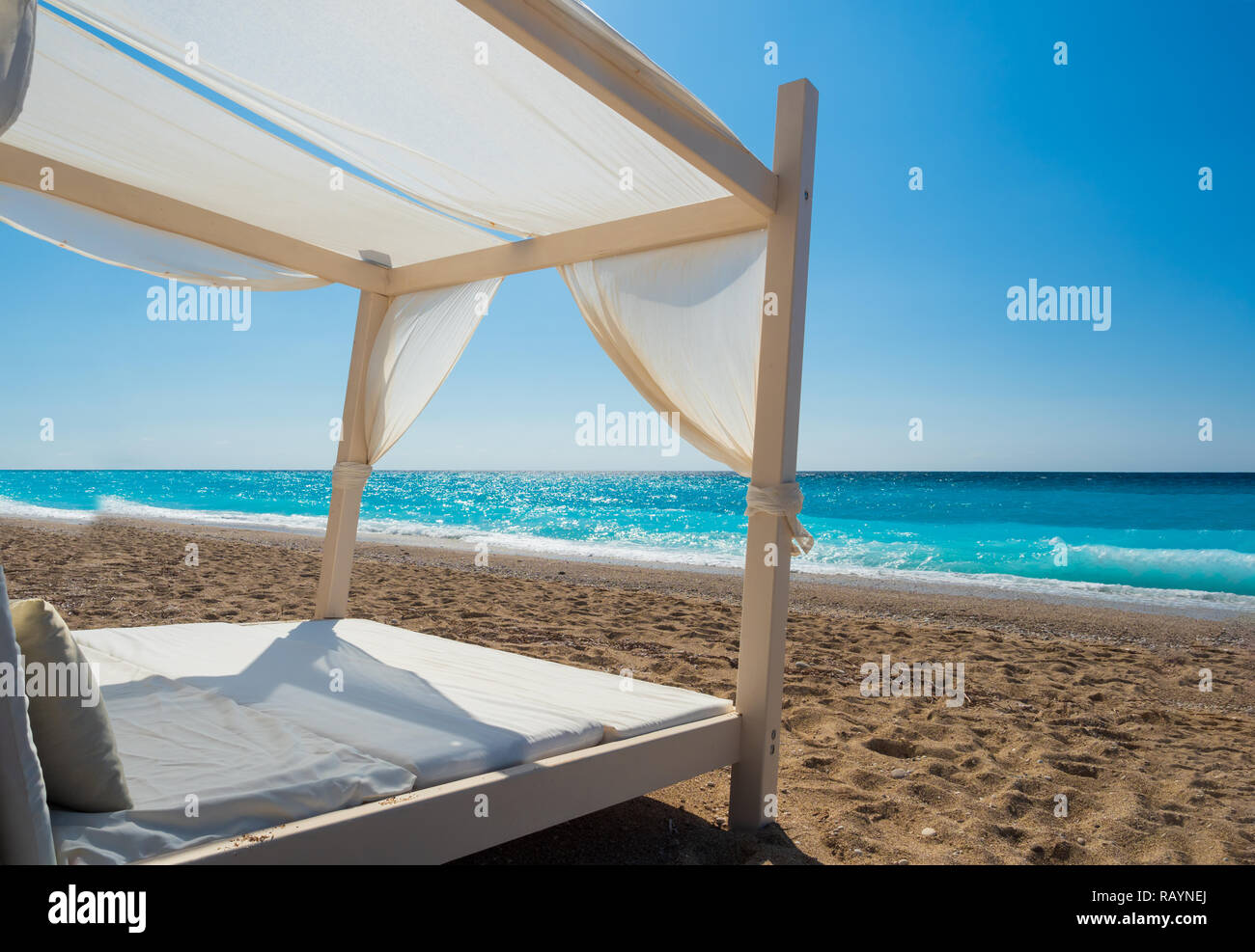 Baldachin weiss am Strand in Griechenland Stockfoto