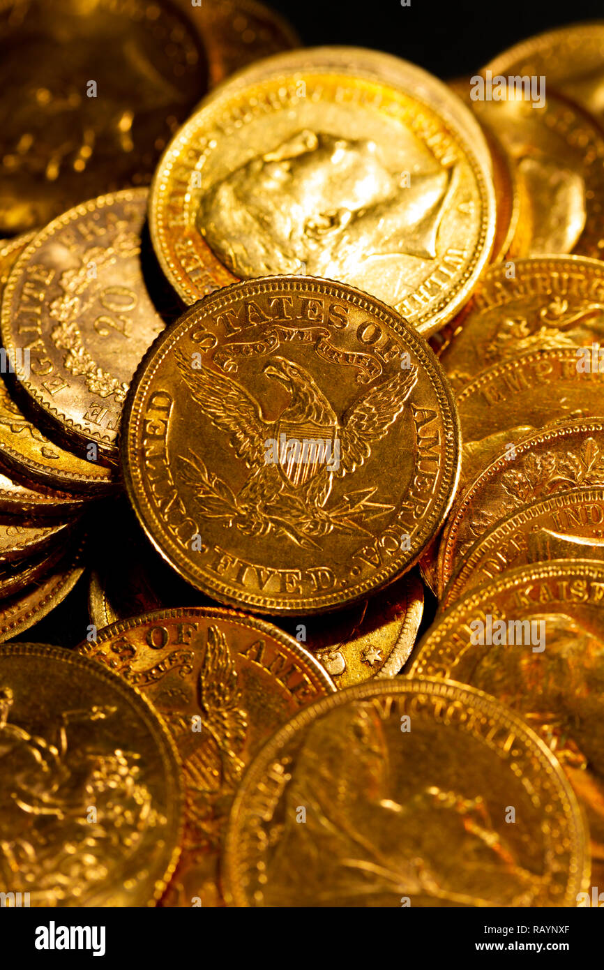 Echtes Gold Münzen über dunklen Hintergrund Stockfoto