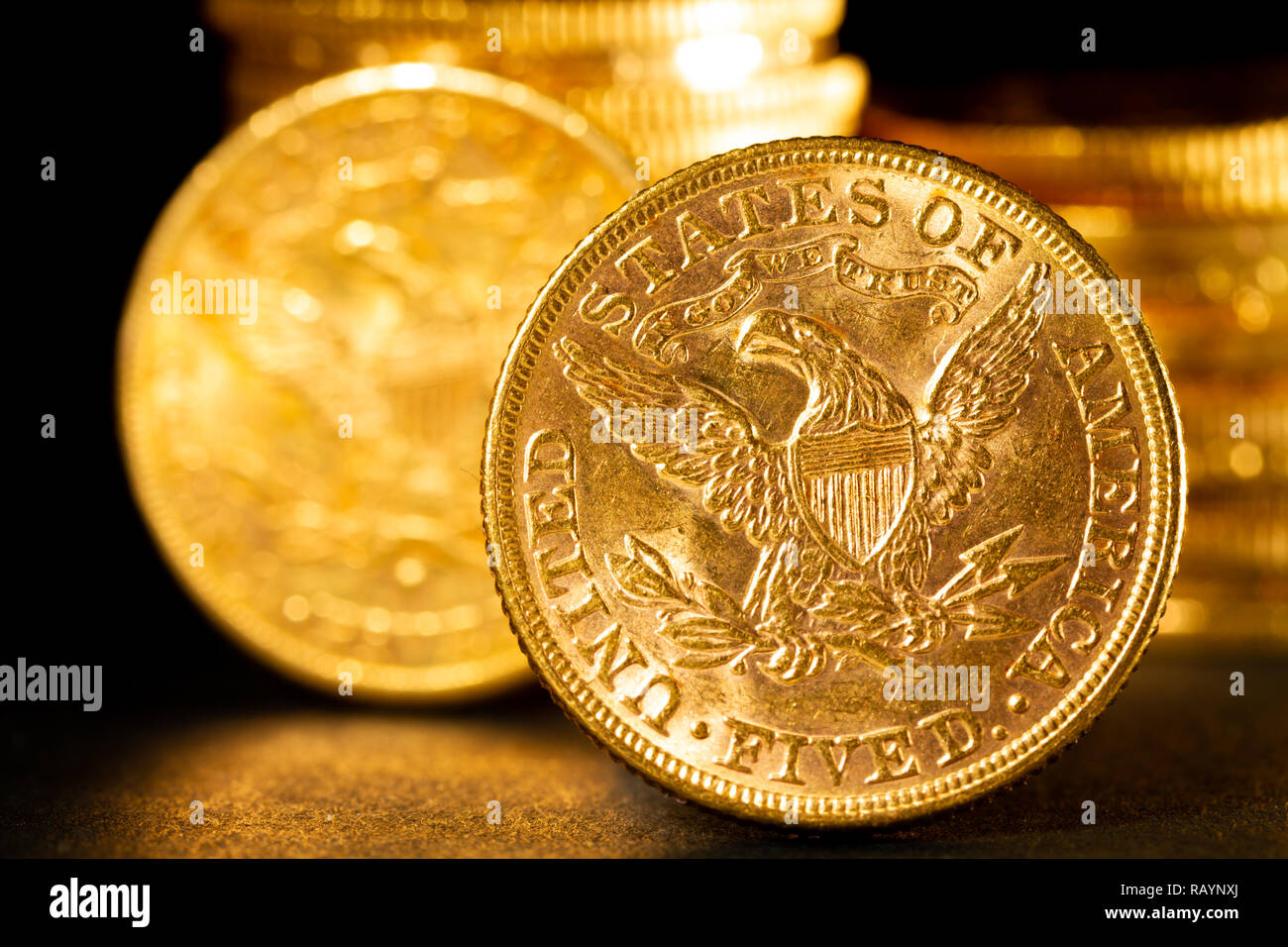 Echtes Gold Münzen über dunklen Hintergrund Stockfoto