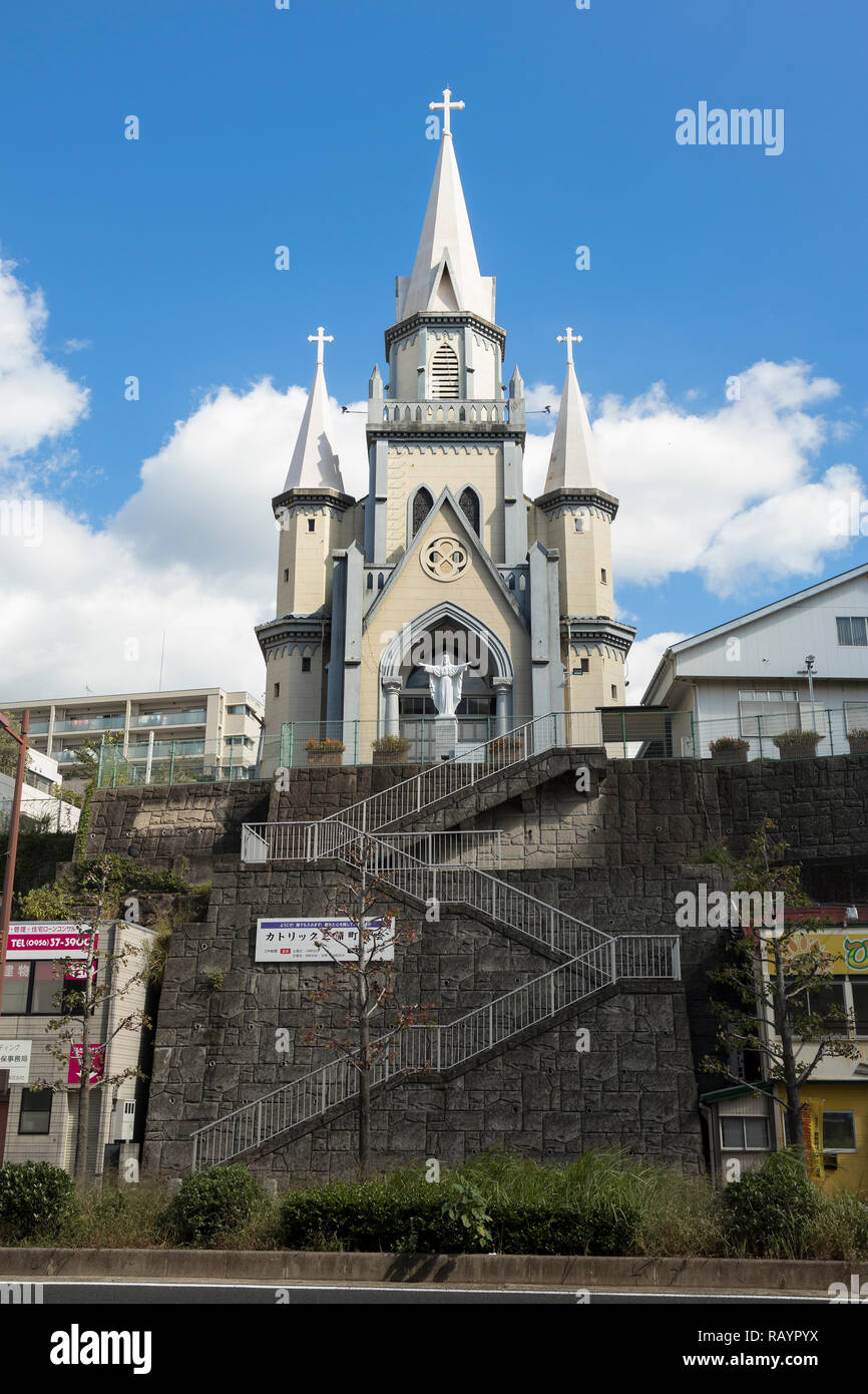 Sasebo, Japan - Oktober 28, 2018: Die katholische Kirche Miura Cho, hochfliegende Kirche mit gotischen Architektur am Hang des Sasebo Stockfoto